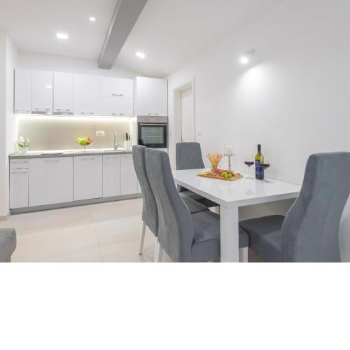 Lovely Apartment in Imotski with Balcony