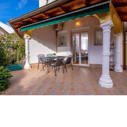Lovely apartment with covered terrace and jacuzzi