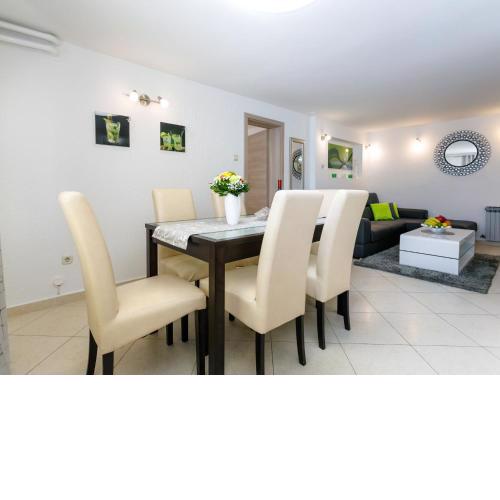 Lovely apartment with terrace and garden grill