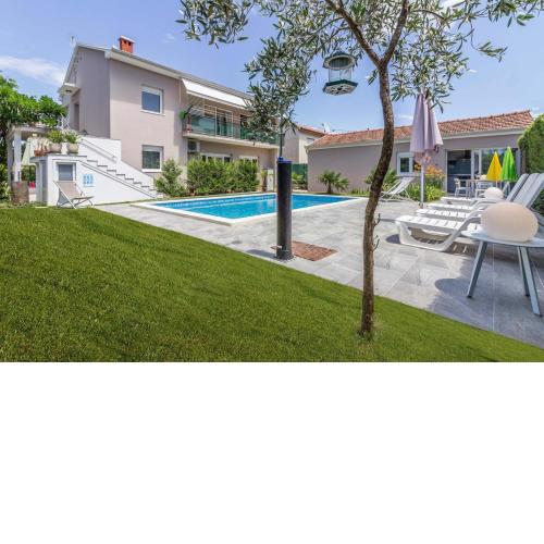 Lovely holiday home Pjacal II with pool in Pula