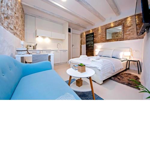 Luna Rooms and Studios