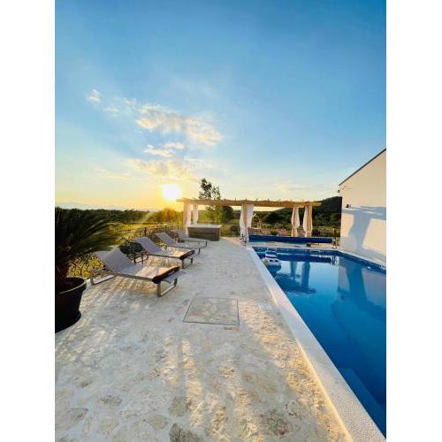 Lunika, luxury Villa with heated pool, jacuzzi and sauna