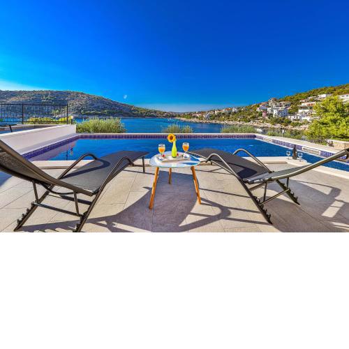 Luxury 2 etage apartment with swimming pool