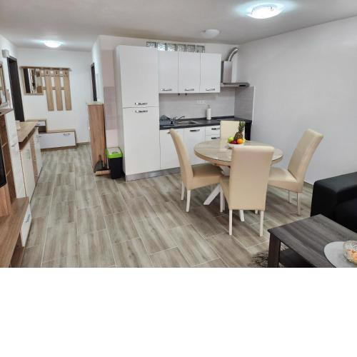 LUXURY APARTMENS
