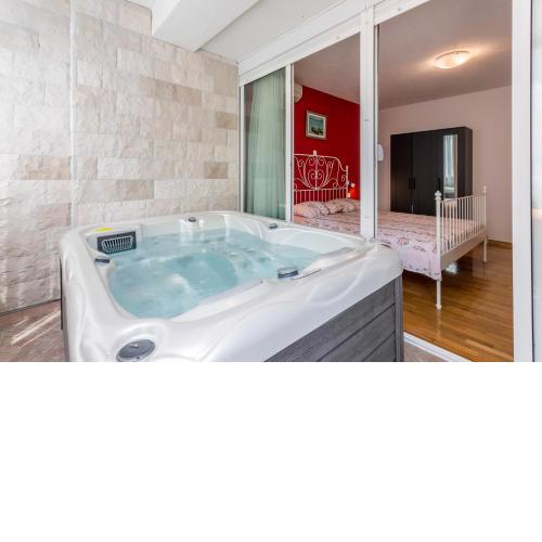 Luxury apartment Antonia with jacuzzi