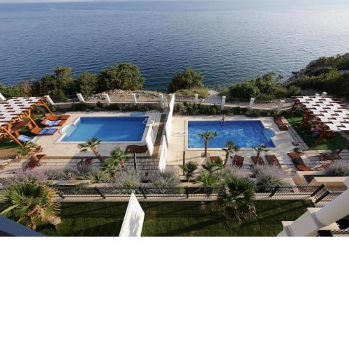 Luxury apartment few steps from the beach, panoramic sea view, shared pool, I floor