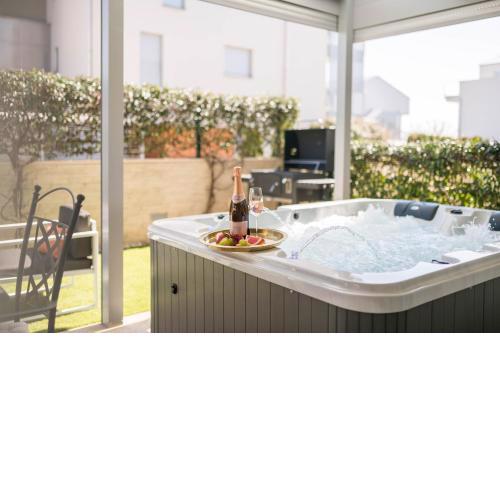 Luxury apartment GioAn Novigrad, 500m to the Sea, heated Jacuzzi, BBQ, private parking