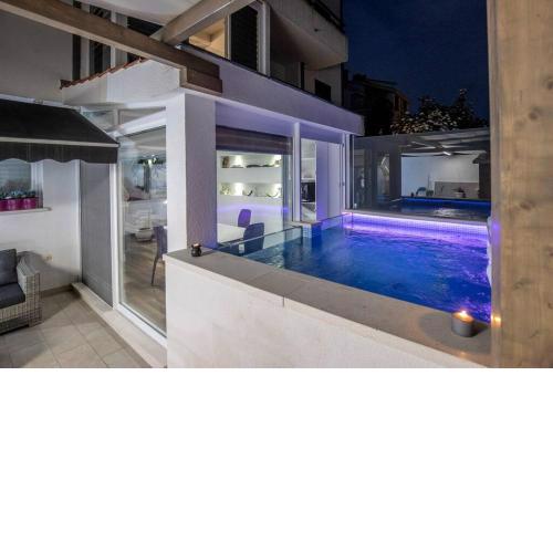 Luxury apartment Martinis with pool