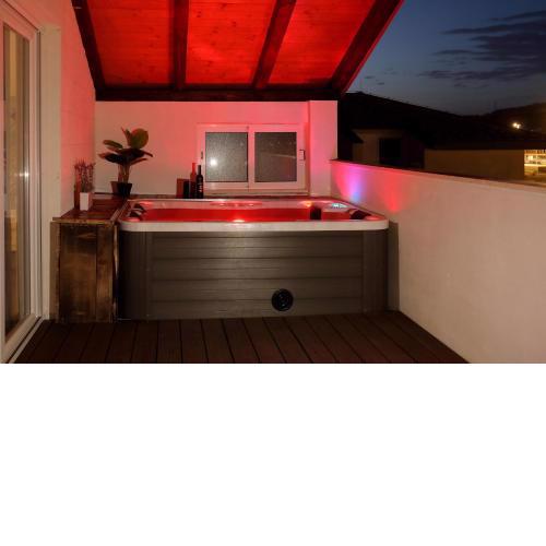 Luxury Apartments Monika near the sea with jacuzzi and private parking