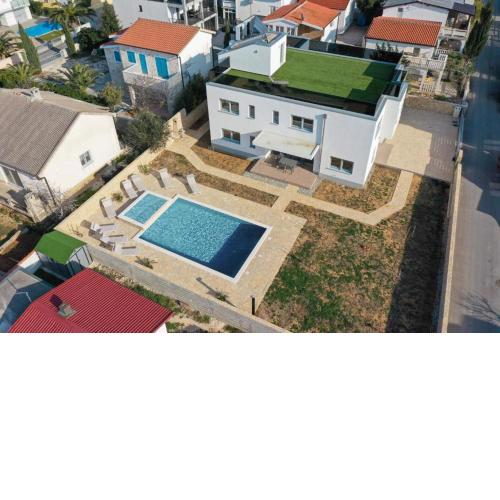 Luxury eight bedroom villa with swimming pool and jacuzzi 100 meters from the sea