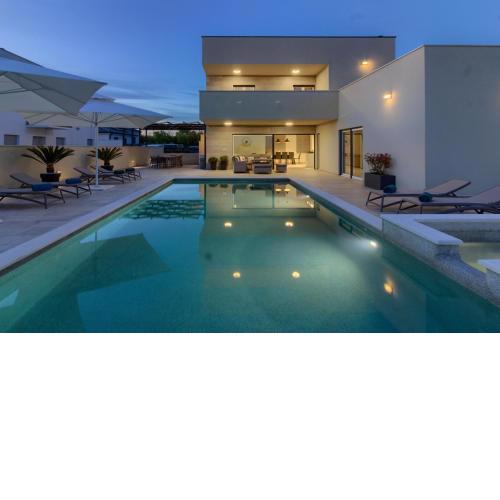 Luxury Villa Mako with big size pool and hydromassage near the city center and the beach