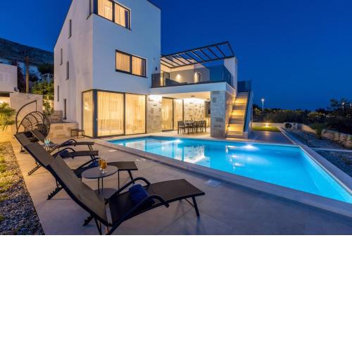 Luxury Villa RoMa 1 ,with heated saltwater pool, parking, high speed Internet, BBQ,