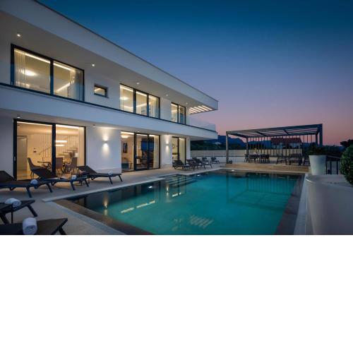 Luxury Villa Spotlight with Pool