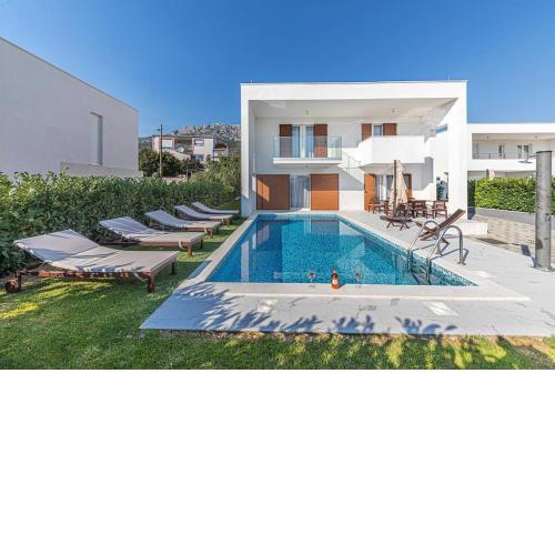 Luxury Villa Tina Moseni with private heated pool