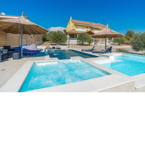 Magnificent Villa Mande with pool, Vrana lake