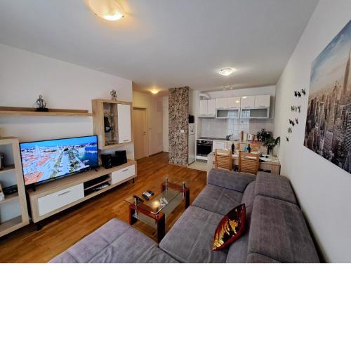 Mariposa, modern apartment, two private parking in the garage. Near the biggest shopping centers Mall of Split..