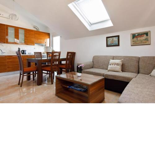Marjan hill apt,city view &terrace,10min to center