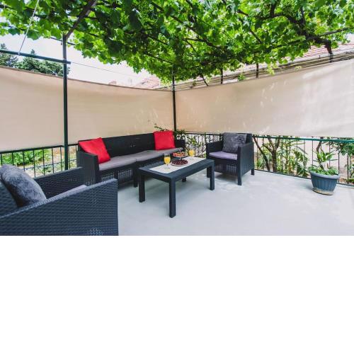 Marjan hill apt,private garden,beach¢er 10 min