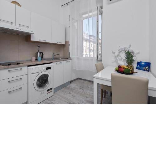 Market & Art square studio apartment 5