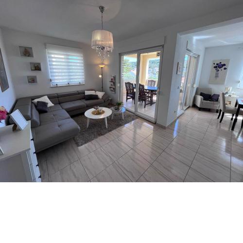 Mavarstica Bay View Apartment with Garage (by the Diving Center)