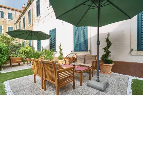 Mediteran with garden next to beach and Old Town