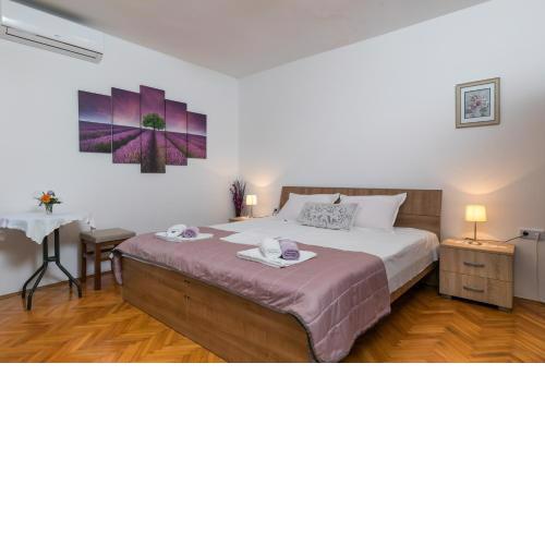 Mini apartment Petra - rooms Purple & Green with kitchen and garden