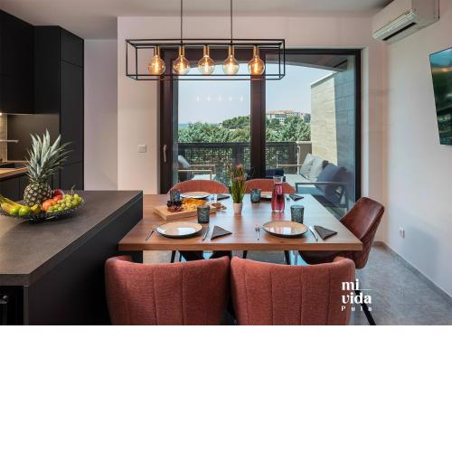 mivida - Seaside Apartment with Balcony
