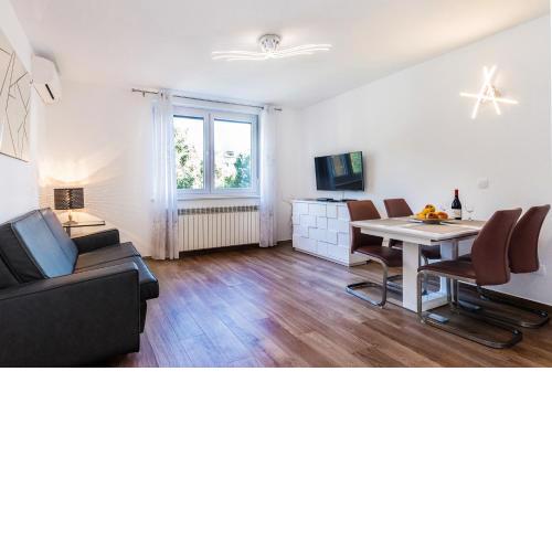 Modern 2BDR Apartment in Old Town- BEST LOCATION