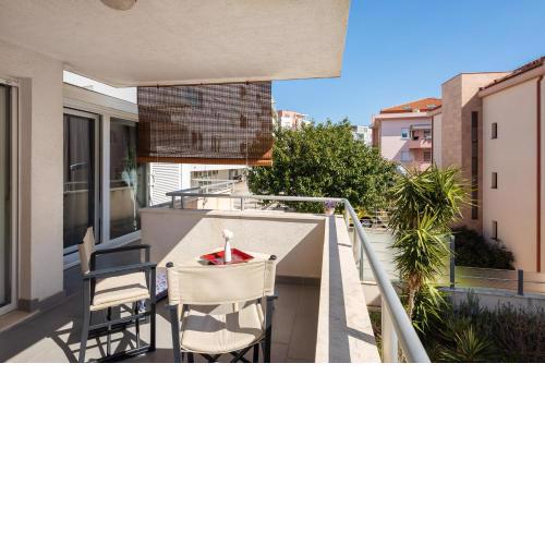 Modern apt with terrace 4 min walk to the beach