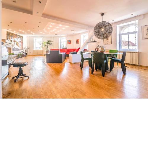Modern City-Centre Penthouse with Spectacular Views / 135sqm