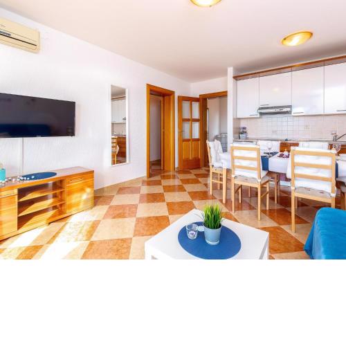 Modern ground floor apartment with private terrace and jacuzzi