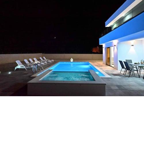 Modern new villa with pool, and jacuzzi Prolozac