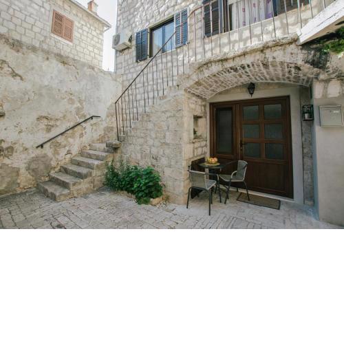 Modern traditional apartment w patio near beach