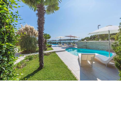 Moderne Ferienwohnung direkt am Meer mit 2 Pools, Klima, WLAN, Meerblick, Terrasse, Grill und Parkplatz