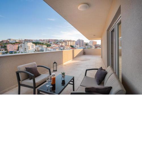 New luxury 3-bedroom penthouse with huge terrace