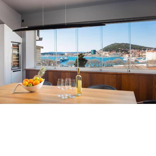 New luxury apartment with view-center