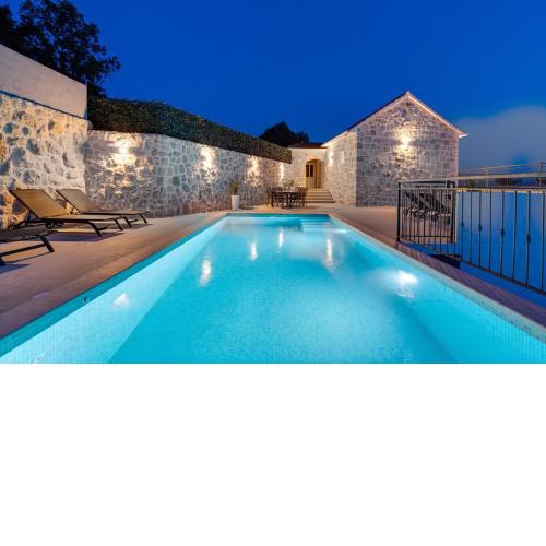 New! Villa KING with private pool with hydromassage, 4 bedrooms, 3km from sea and town Omiš