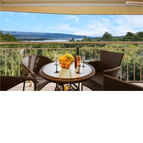 Nice apartment in Cizici with 2 Bedrooms and WiFi