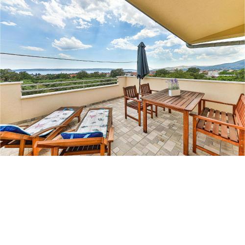 Nice apartment in Kastel Luksic w/ WiFi and 1 Bedrooms