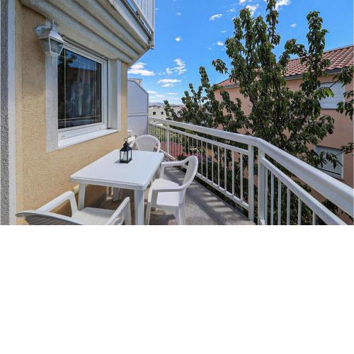 Nice apartment in Kastel Luksic with 2 Bedrooms and WiFi
