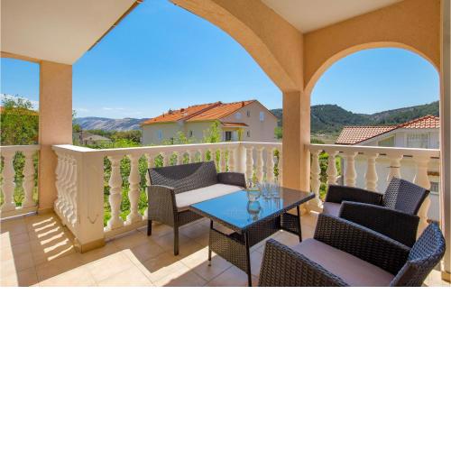 Nice apartment in Lopar with 2 Bedrooms and WiFi
