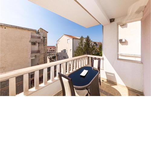 Nice Apartment In Makarska With Wifi And 2 Bedrooms