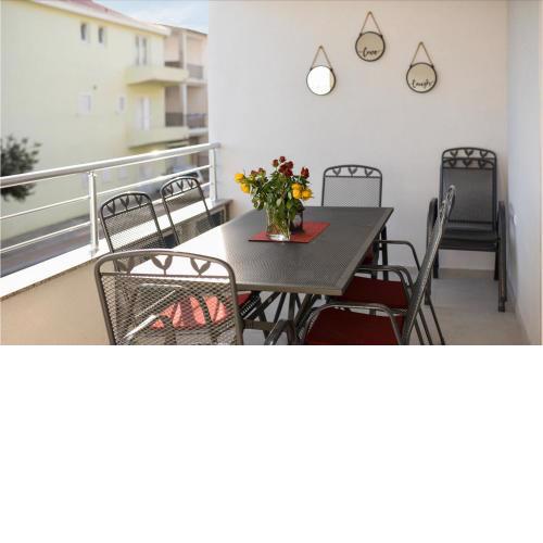 Nice apartment in Makarska with WiFi and 3 Bedrooms
