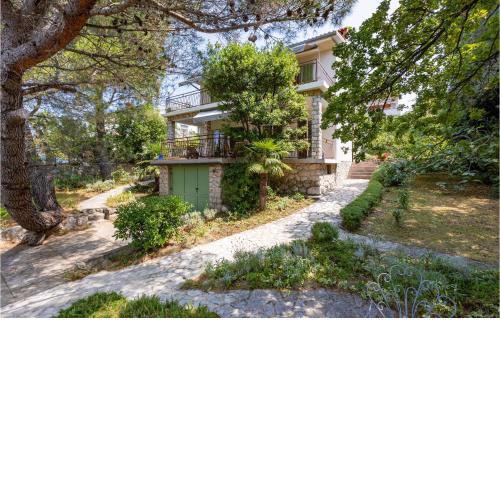Nice apartment in Malinska with 3 Bedrooms and WiFi