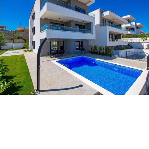Nice apartment in Malinska with Outdoor swimming pool, WiFi and 3 Bedrooms