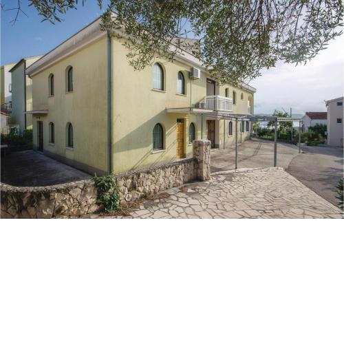 Nice apartment in Okrug Gornji with 2 Bedrooms and WiFi