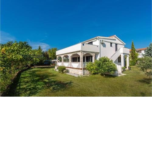 Nice apartment in Pinezici with 3 Bedrooms and WiFi