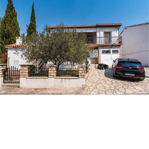 Nice Apartment In Rovanjska With Wifi And 2 Bedrooms 2
