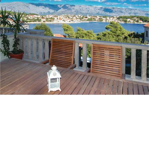 Nice apartment in Selca with 2 Bedrooms and WiFi