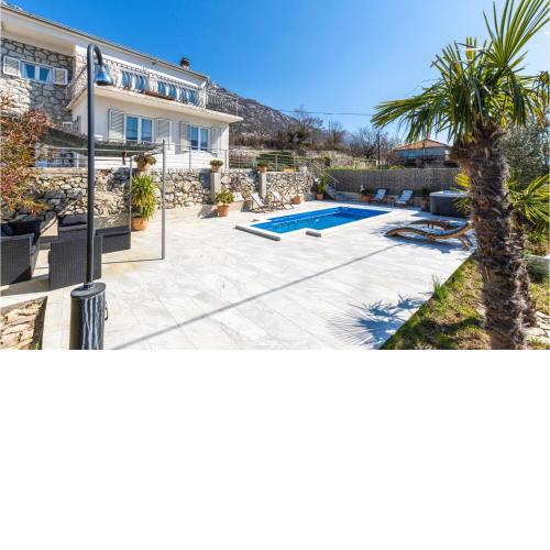 Nice Home In Cisla With 3 Bedrooms, Outdoor Swimming Pool And Wifi